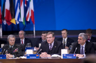 Arbeitsessen der Nato-Verteidigungsminister im Kurhaus, in der Mitte Verteidigungsminister Jung