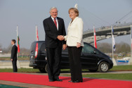 Bundeskanzlerin Angela Merkel begrüßt den litauischen Präsidenten Valdas Adamkus vor der Rheinbrücke in Kehl zum Nato-Gipfel