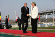 Bundeskanzlerin Angela Merkel begrüßt den kroatischen Präsidenten Stjepan Mesic, vor der Rheinbrücke in Kehl zum Nato-Gipfel