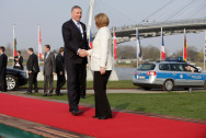 Bundeskanzlerin Angela Merkel begrüßt den tschechischen Ministerpräsident Mirek Topolanek vor der Rheinbrücke in Kehl zum Nato-Gipfel
