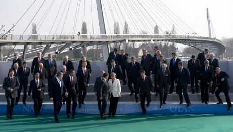 Nach dem Familienfoto begeben sich die Staats- und Regierungschefs zum nächsten Termin - der Sitzung des Nordatlantikrats.