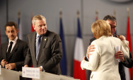 Bundeskanzlerin Angela Merkel gratuliert Anders Fogh Rasmussen, links Nicolas Sarkozy und Jaap de Hoop Scheffer