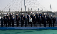 Family photo of the heads of state and government at the footbridge, the Passerelle des deux Rives