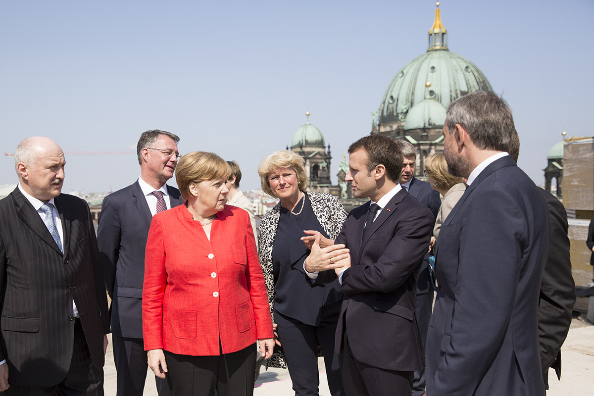 Bundeskanzlerin Angela Merkel, Frankreichs Präsident Emmanuel Macron und weitere Gäste auf dem Dach des Humboldt Forums.