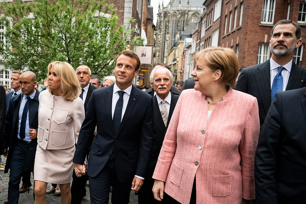 Bundeskanzlerin Angela Merkel, Frankreichs Präsident Emmanuel Macron und dessen Ehefrau Brigitte gehen durch Aachen.
