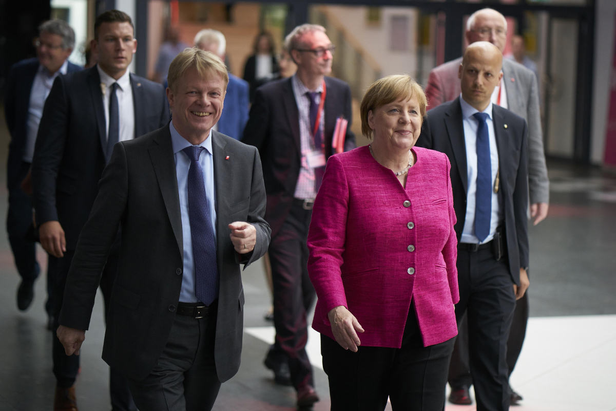 Bundeskanzlerin Angela Merkel auf dem 21. Ordentlichen DGB-Bundeskongress mit dem Vorsitzenden Reiner Hoffmann.