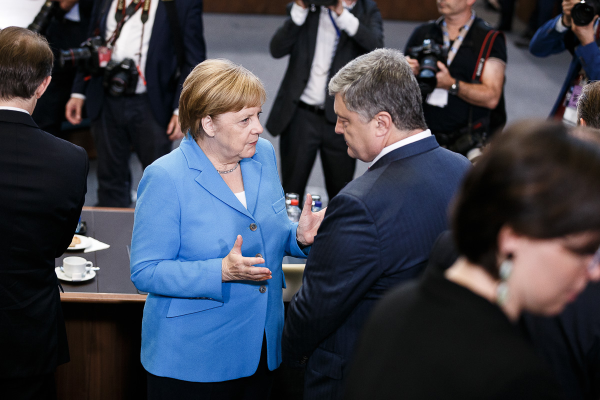 Bundeskanzlerin Angela Merkel beim Nato-Gipfel in Brüssel im Gespräch mit dem ukrainischen Präsidenten Petro Poroschenko.