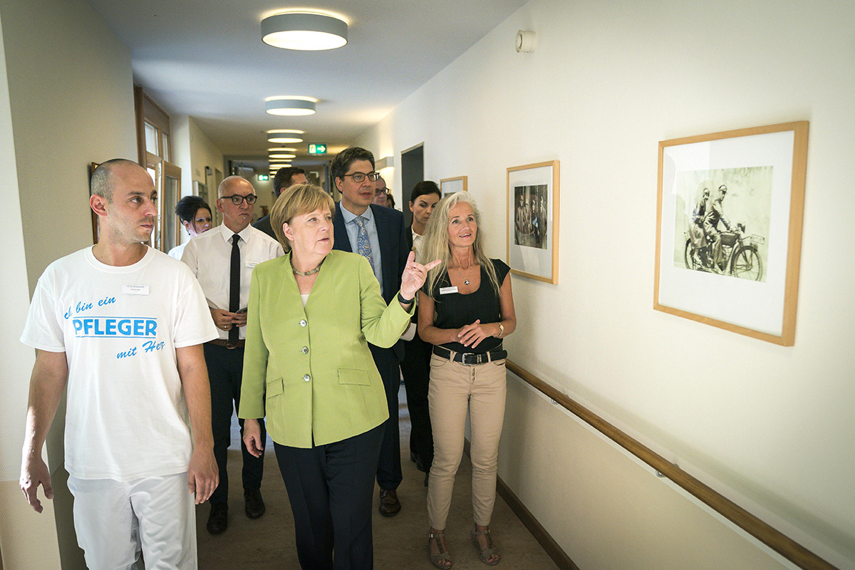 Bundeskanzlerin Angela Merkel beim Besuch der Pflegeeinrichtung St. Johannisstift.