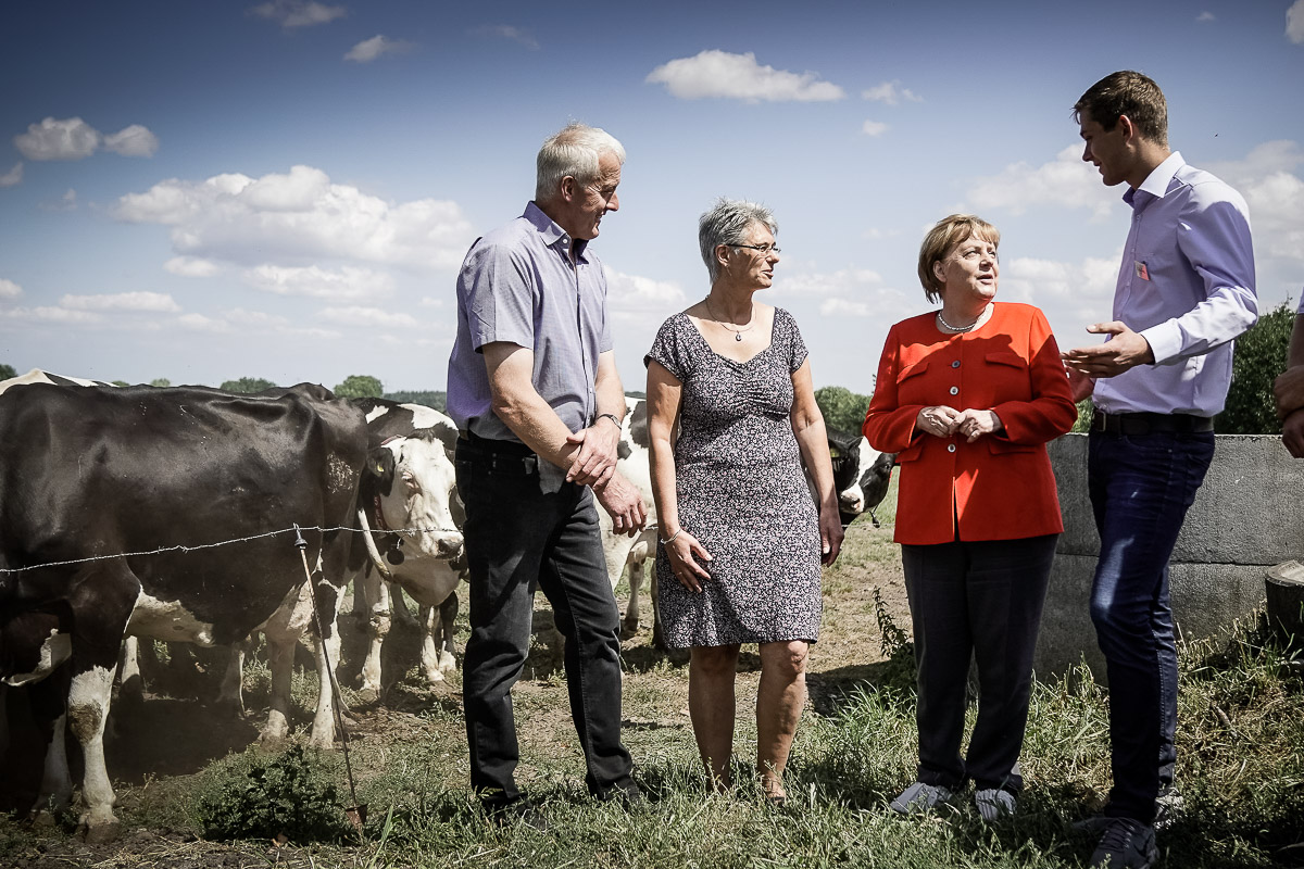 Bundeskanzlerin Angela Merkel besucht den Milchviehbetrieb von Ursula Trede in Nienborstel.
