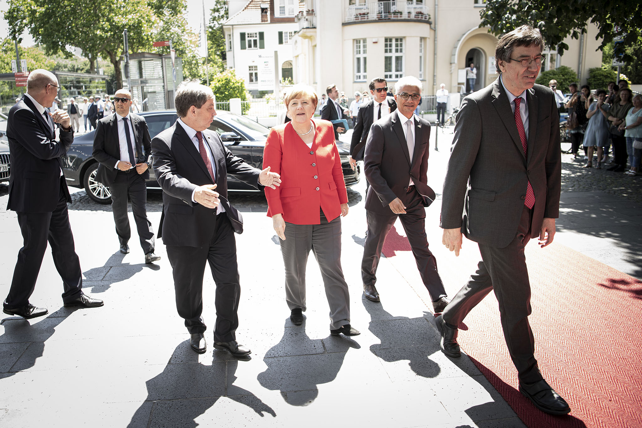 Bundeskanzlerin Angela Merkel wird bei der Ankunft im Haus der Geschichte begrüßt.