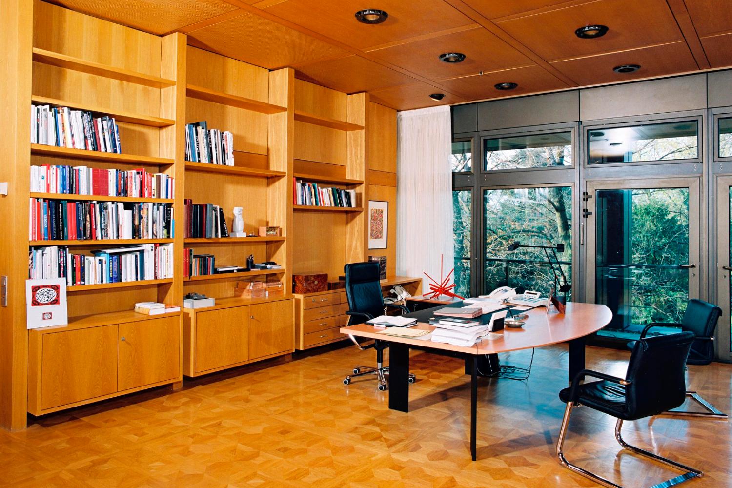 Büro von Bundeskanzler Gerhard Schröder im Bonner Kanzleramt.