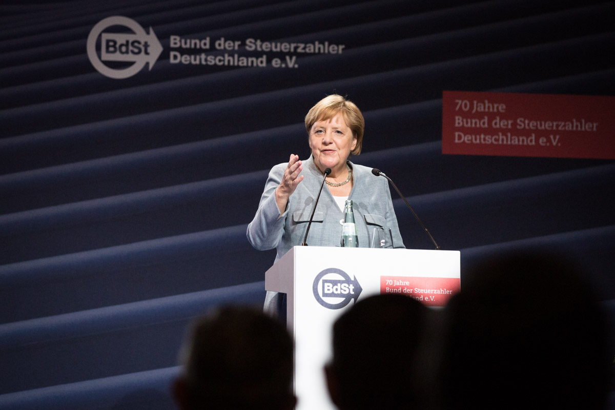 Bundeskanzlerin Angela Merkel spricht beim Jubiläum "70 Jahre Bund der Steuerzahler".