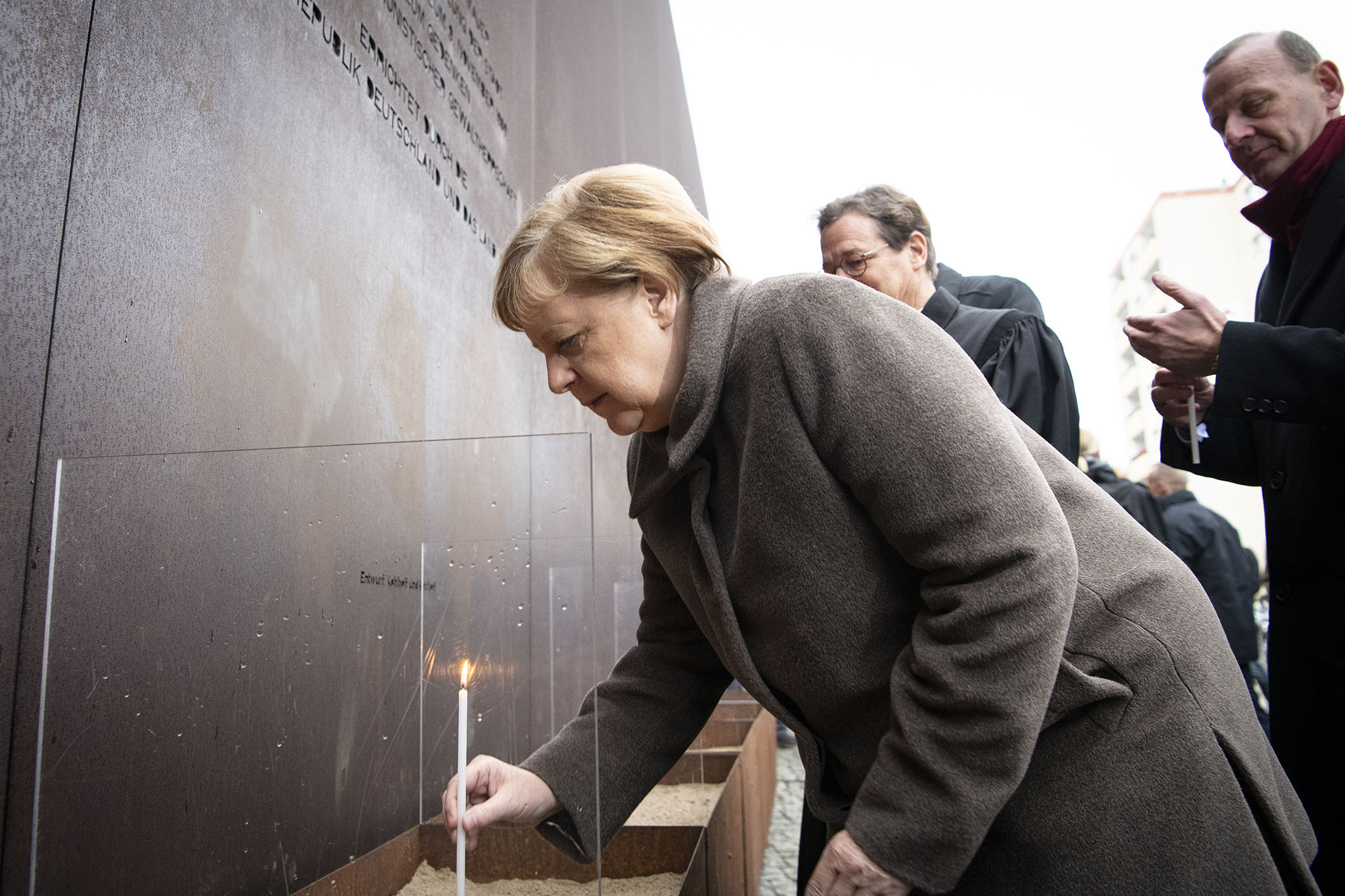 Bundeskanzlerin Angela Merkel mit einer Kerze am Denkmal für die Mauertoten an der Bernauer Straße.