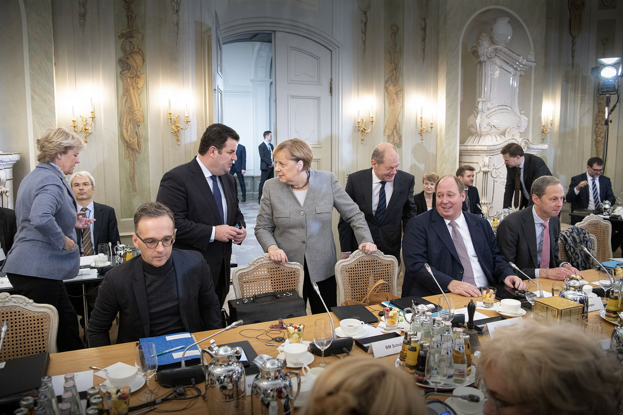Bundeskanzlerin Angela Merkel im Gespräch mit Hubertus Heil, Bundesminister für Arbeit und Soziales, bei der Kabinettsklausur auf Schloss Meseberg.