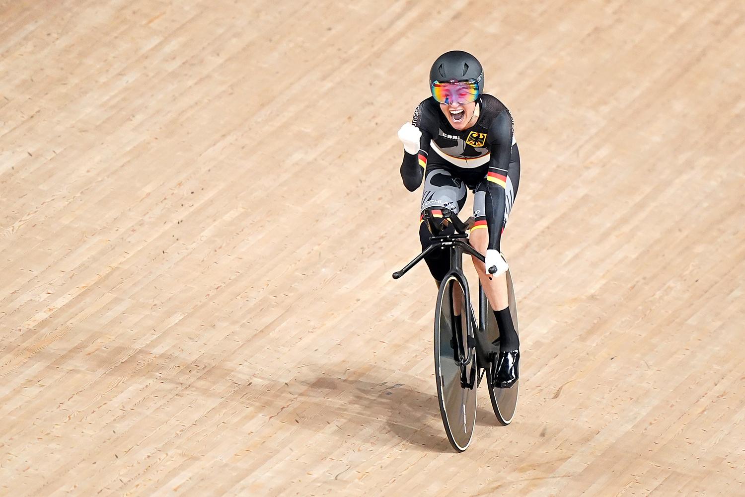 Bahnrad-Sportlerin Denise Schindler jubelt auf ihrem Rad über ihre Bronze-Medaille.
