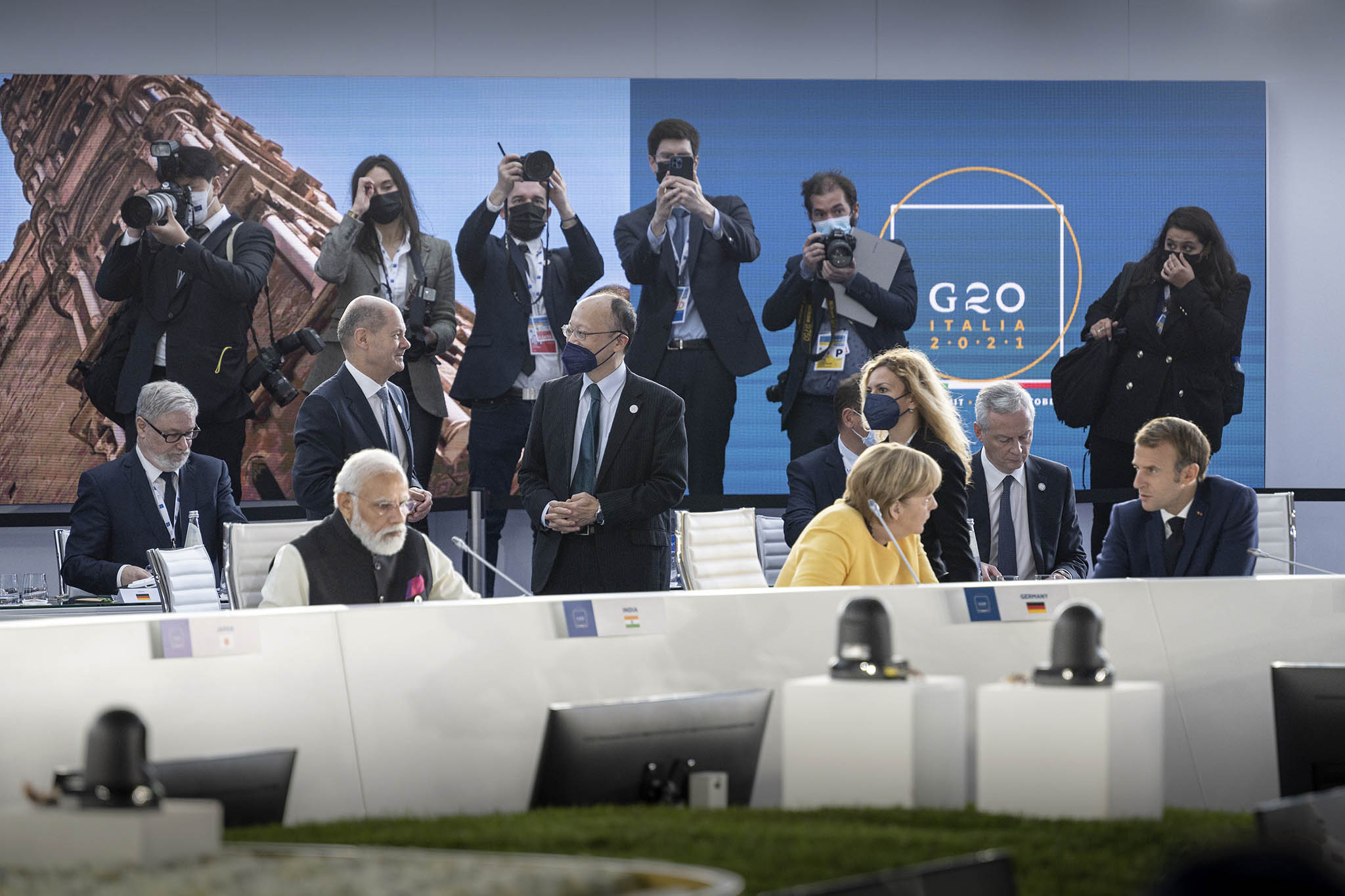 Bundeskanzlerin Angela Merkel im Gespräch mit Emmanuel Macron, Frankreichs Präsident, vor Beginn einer Sitzung des G20-Gipfels in Rom