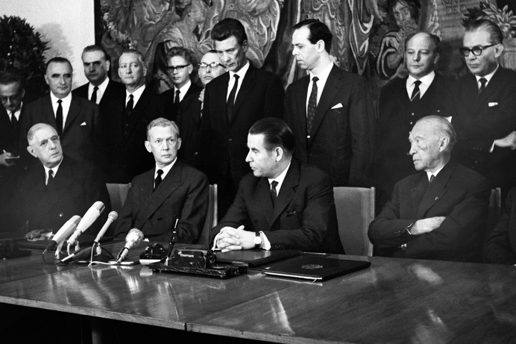 Bundeskanzler Konrad Adenauer (r.) und Charles de Gaulle, Präsident Frankreichs (l.) bei der Unterzeichnung eines Vertrag über die Errichtung eines deutsch-französischen Jugendwerks.