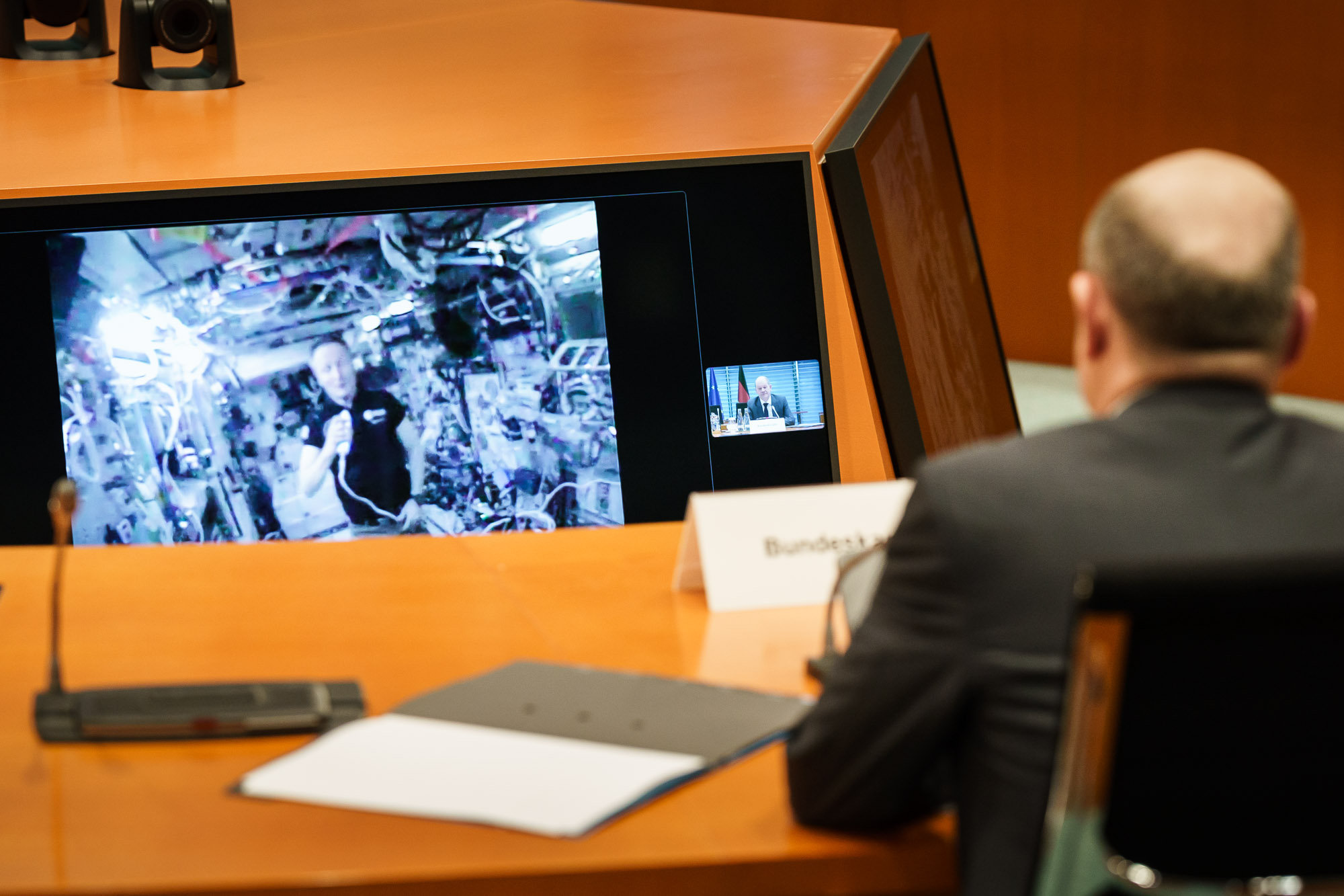 Bundeskanzler Olaf Scholz während einer Videoschalte zur ISS.