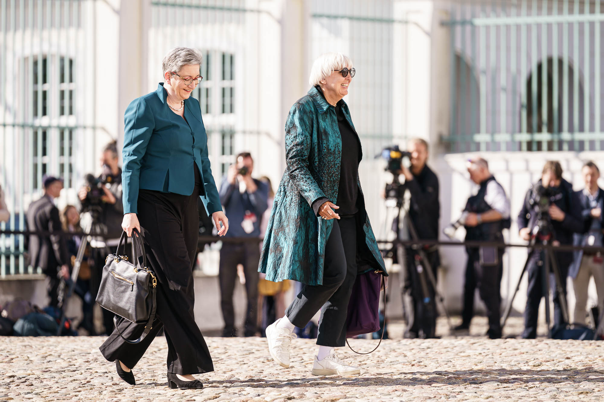 Klara Geywitz, Bundesministerin für Wohnen, Stadtentwicklung und Bauwesen, und Claudia Roth, Staatsministerin für Kultur und Medien, gehen nebeneinander.