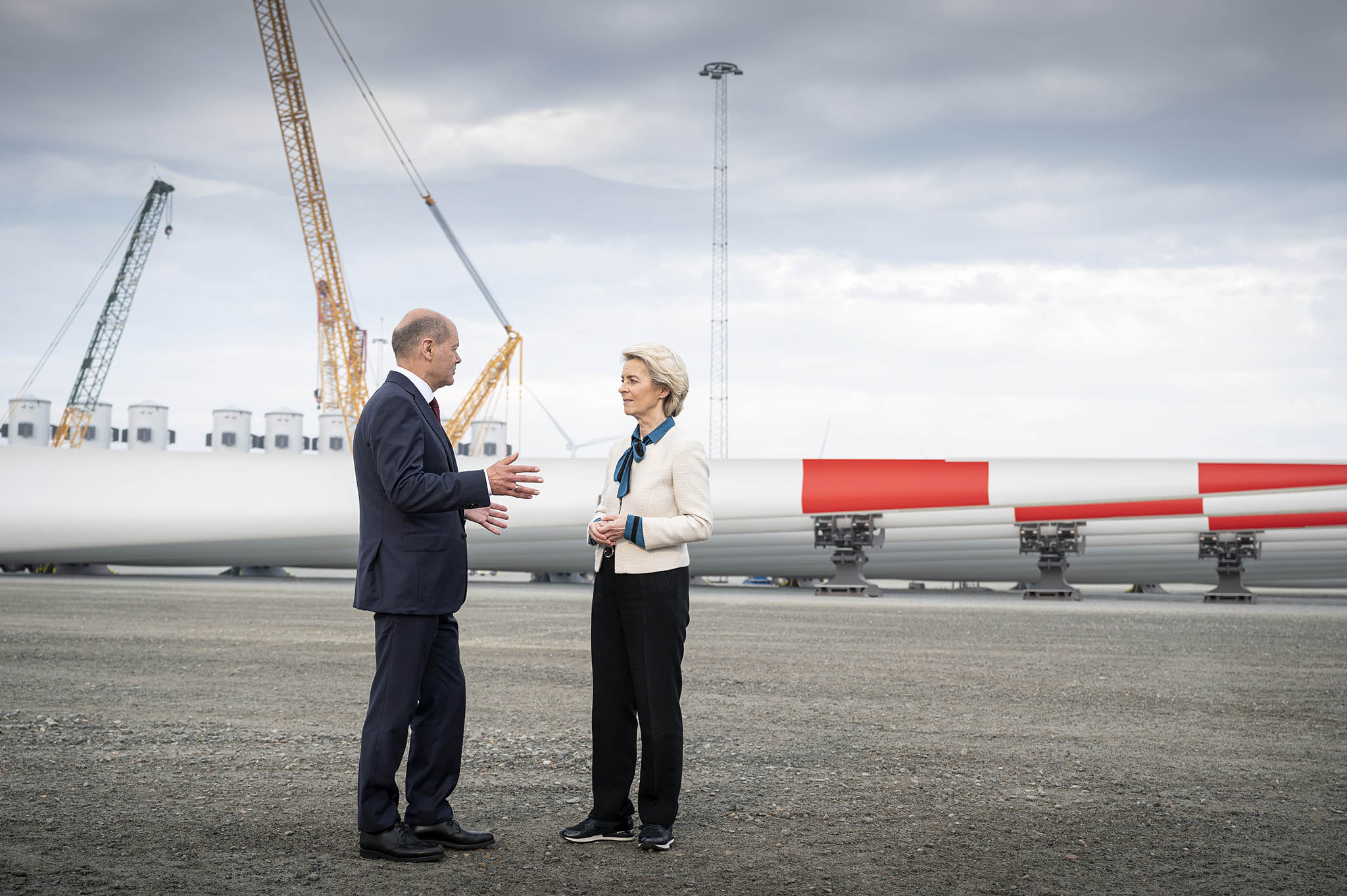 Bundeskanzler Olaf Scholz beim Nordseegipfel im Gespräch mit Ursula von der Leyen, Präsidentin der Europäischen Kommission,.