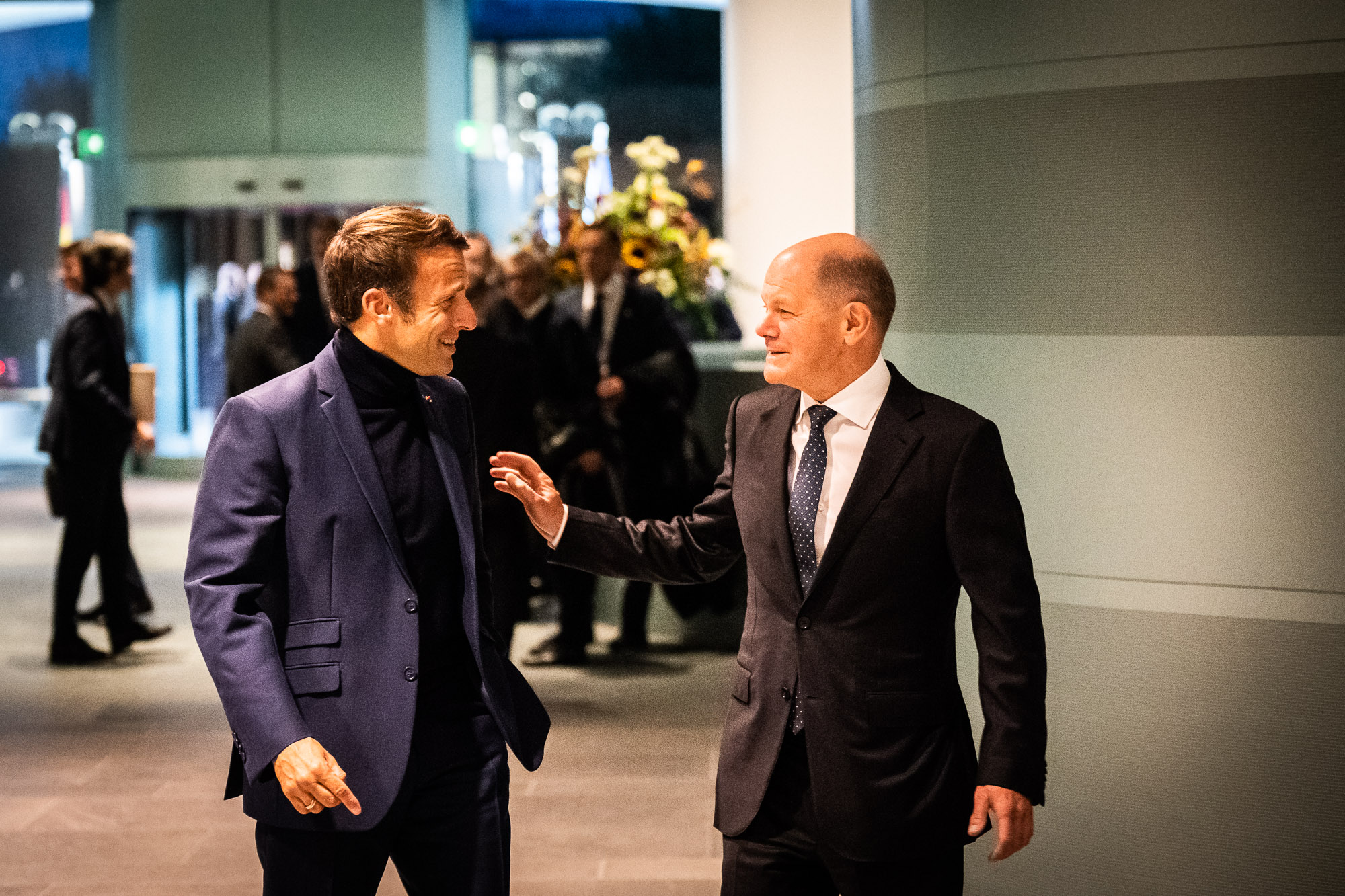 Bundeskanzler Olaf Scholz im Gespräch mit Emmanuel Macron, Frankreichs Präsident.