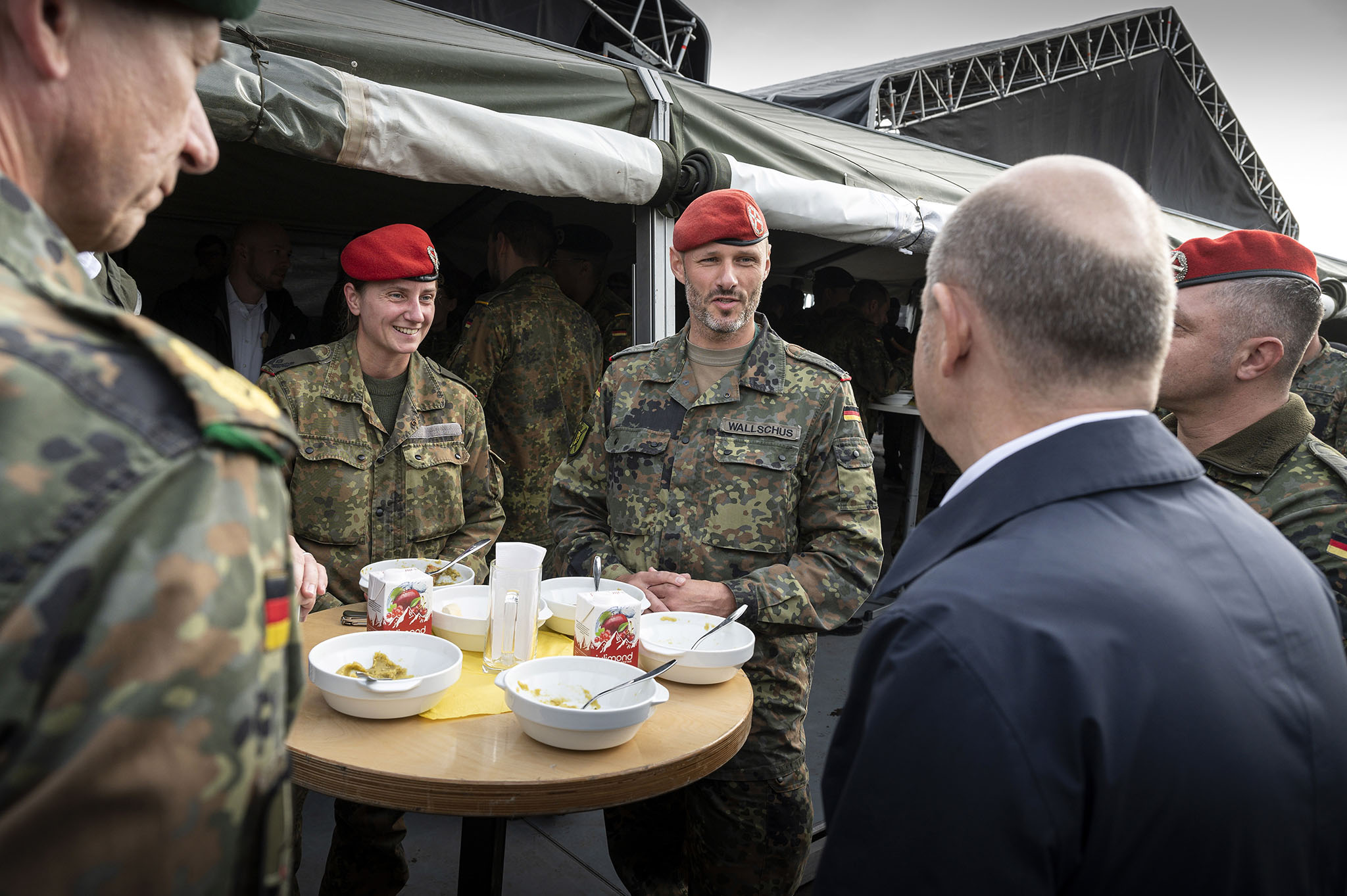 Bundeskanzler Olaf Scholz beim Besuch des Truppenübungsplatzes Bergen im Gespräch mit Soldaten.