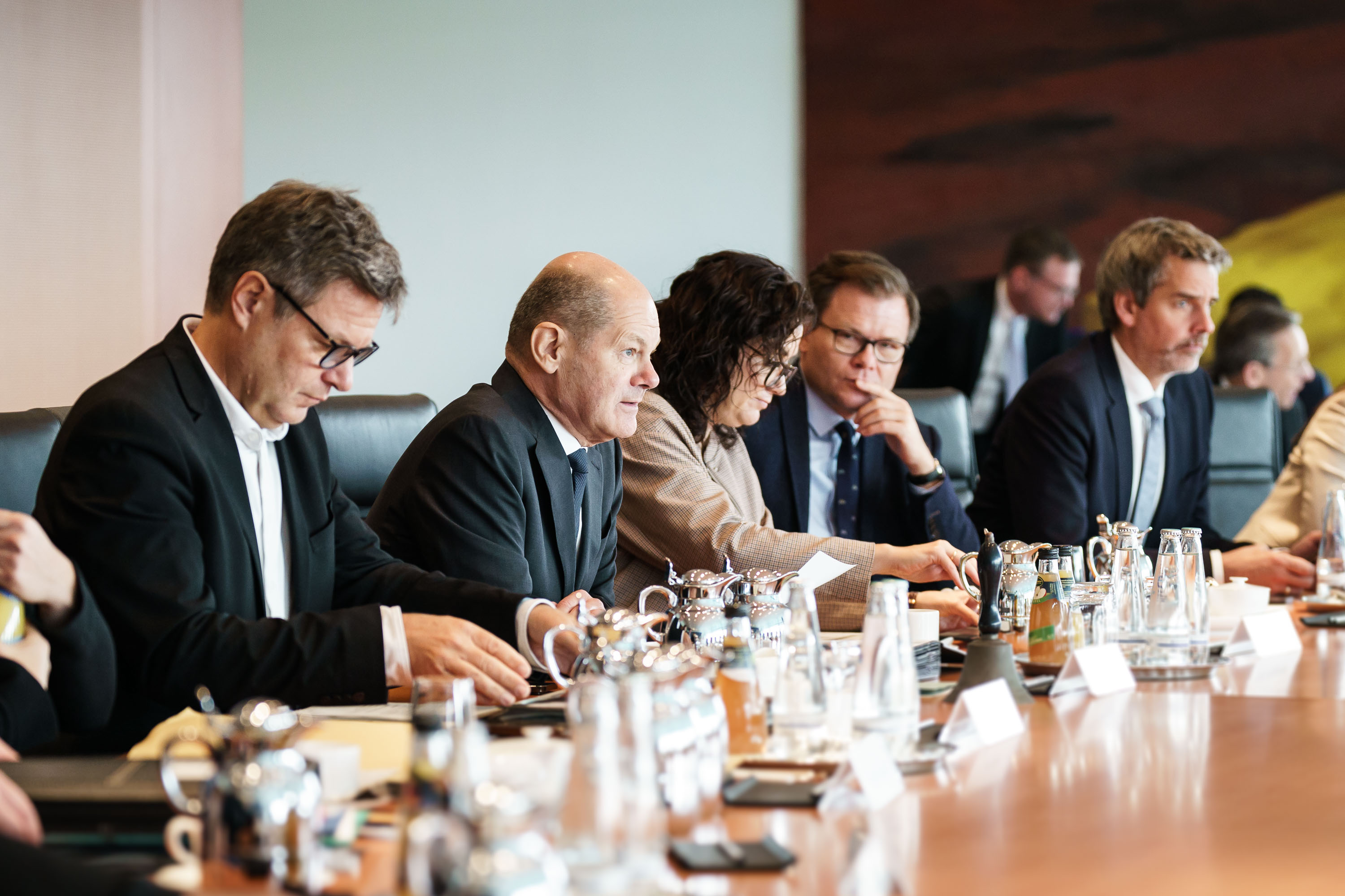 Bundeskanzler Olaf Scholz zu Beginn einer Kabinettsitzung neben Wirtschaftsminister Robert Habeck.