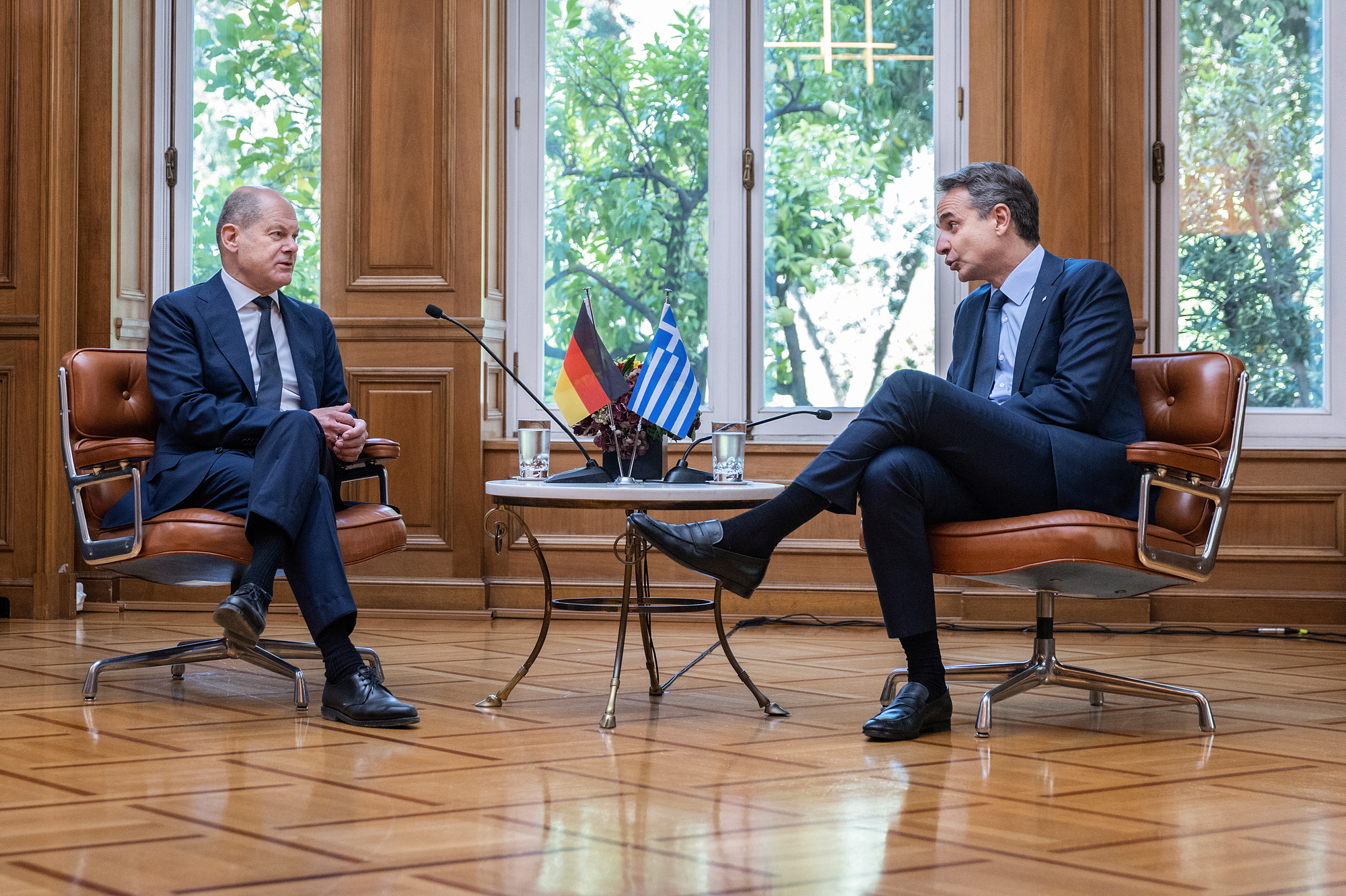 Bundeskanzler Olaf Scholz im bilateralen Gespräch mit Kyriakos Mitsotakis, Griechenlands Ministerpräsident. 