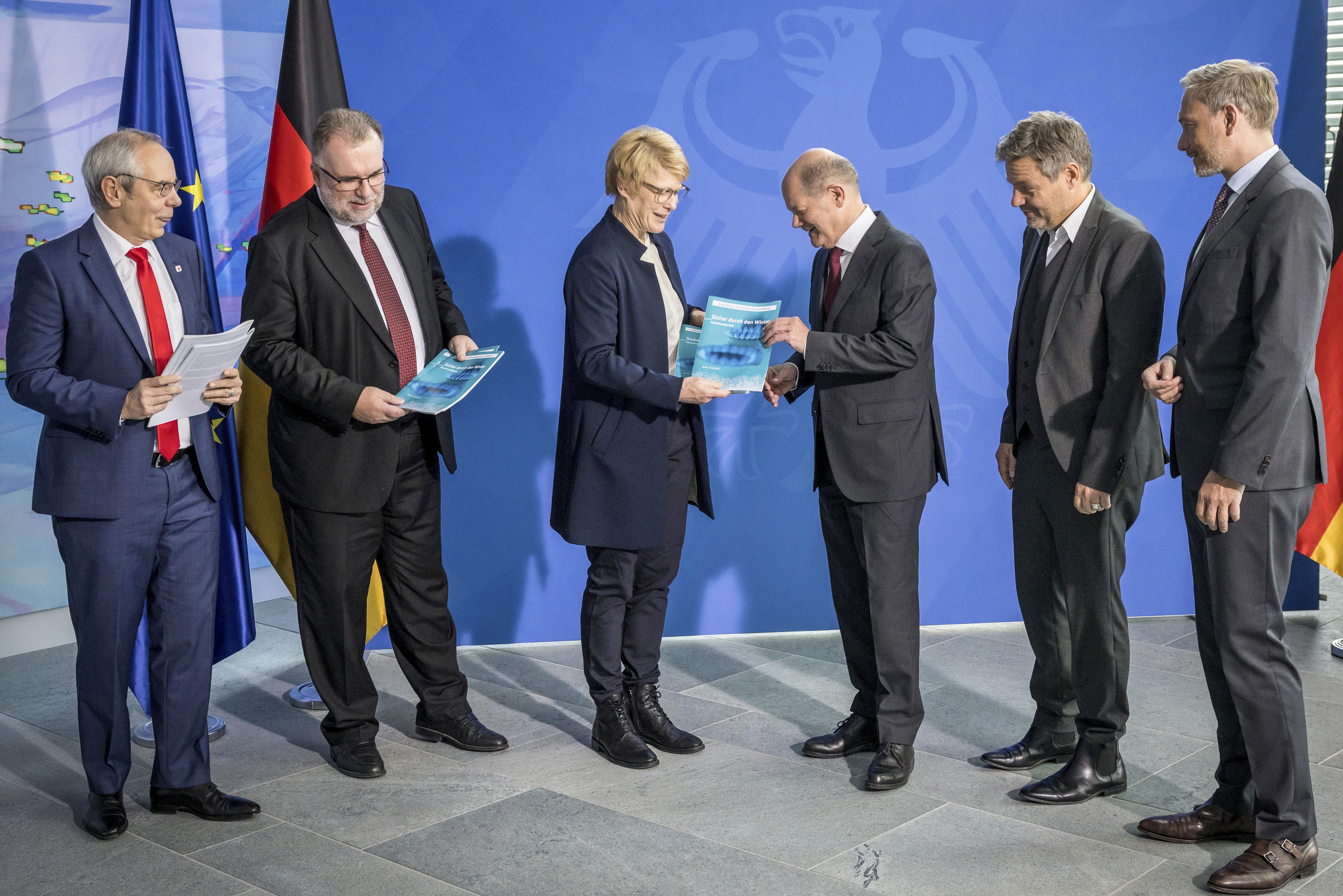 Bundeskanzler Scholz bekommt den Endbericht der Kommission "Erdgas und Wärme" überreicht.