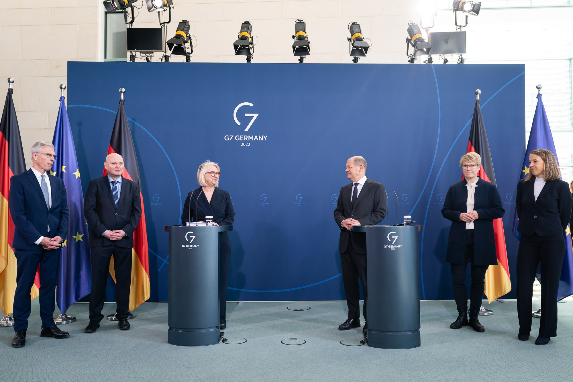 Bundeskanzler Olaf Scholz bekommt das Jahresgutachten zur Begutachtung der gesamtwirtschaftlichen Entwicklung des Sachverständigenrat.