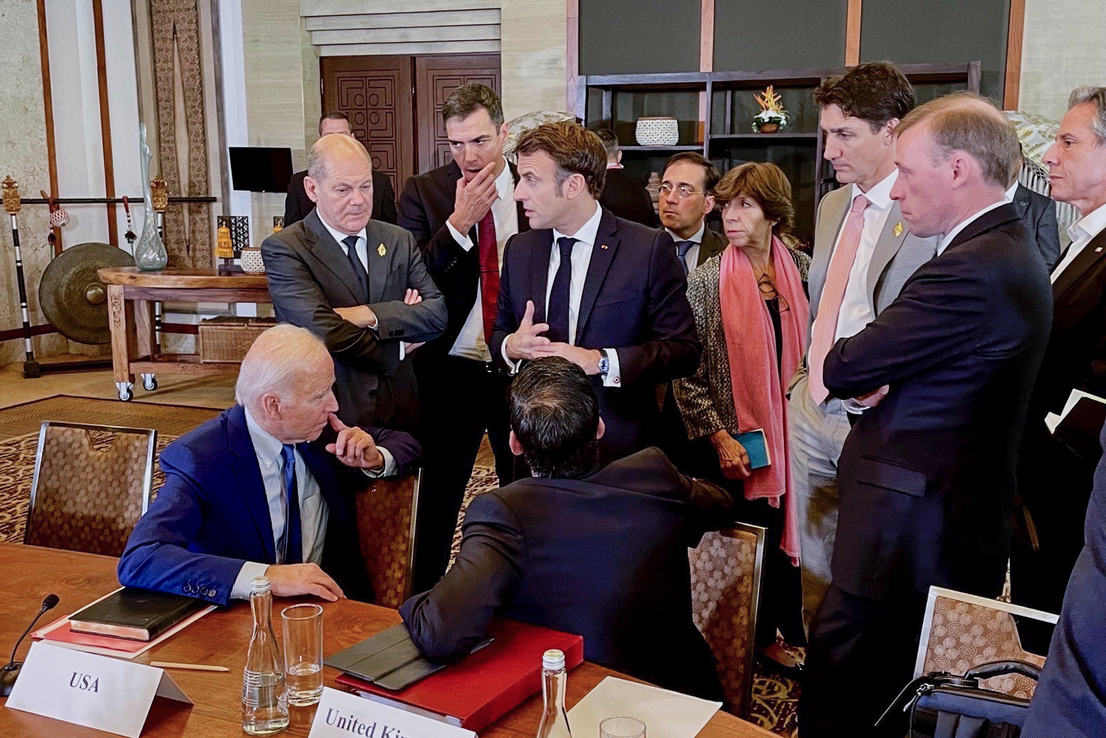 Bundeskanzler Olaf Scholz am Rande des G20-Gipfels auf Bali im Gespräch mit US-Präsident Joe Biden, Emmanuel Macron, Frankreichs Präsident, Rishi Sunak, Großbritanniens Premierminister, Justin Trudeau, Kanadas Premierminister, und anderen.