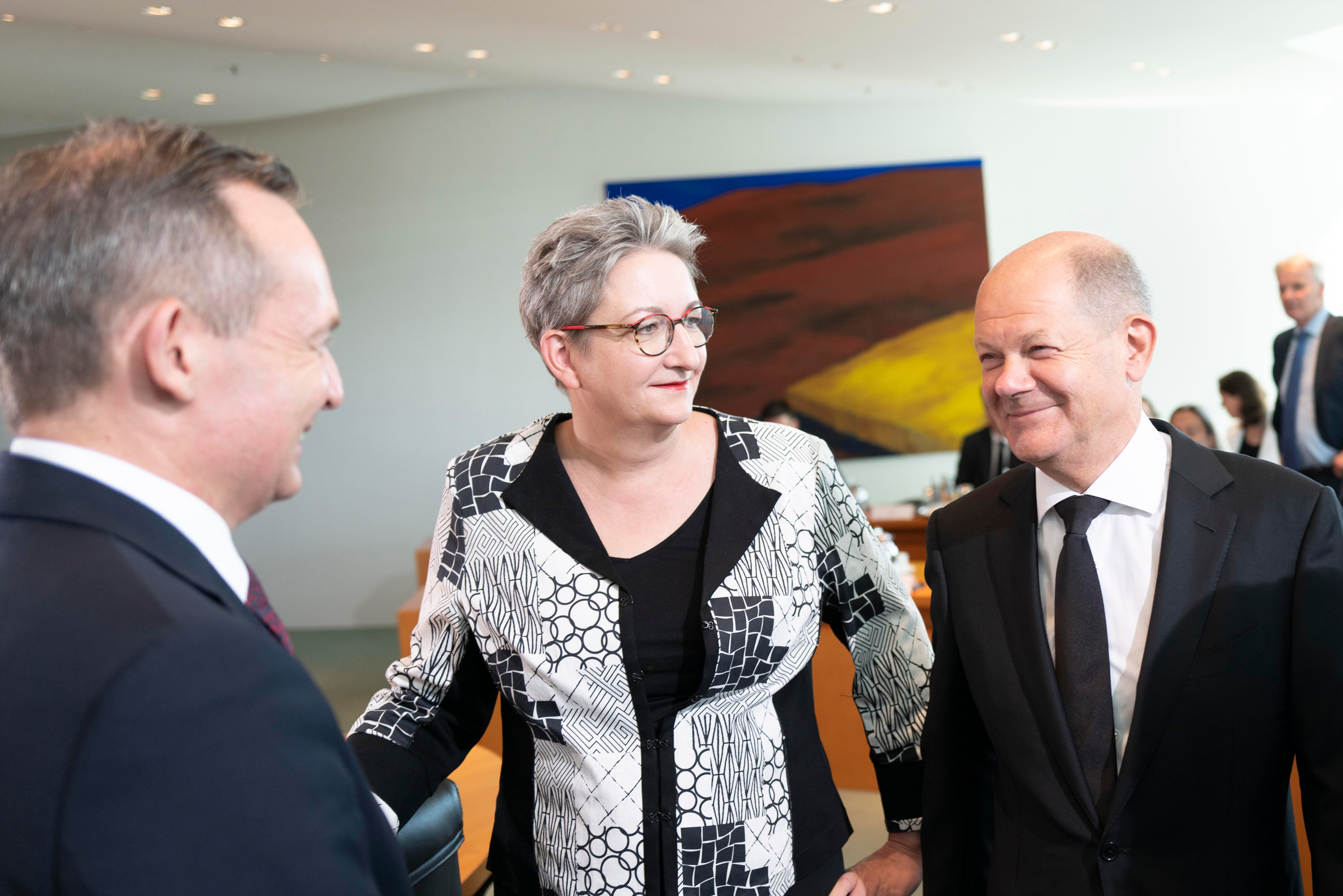 Bundeskanzler Olaf Scholz mit Volker Wissing, Bundesminister für Digitales und Verkehr, und Klara Geywitz, Bundesministerin für Wohnen, Stadtentwicklung und Bauwesen.