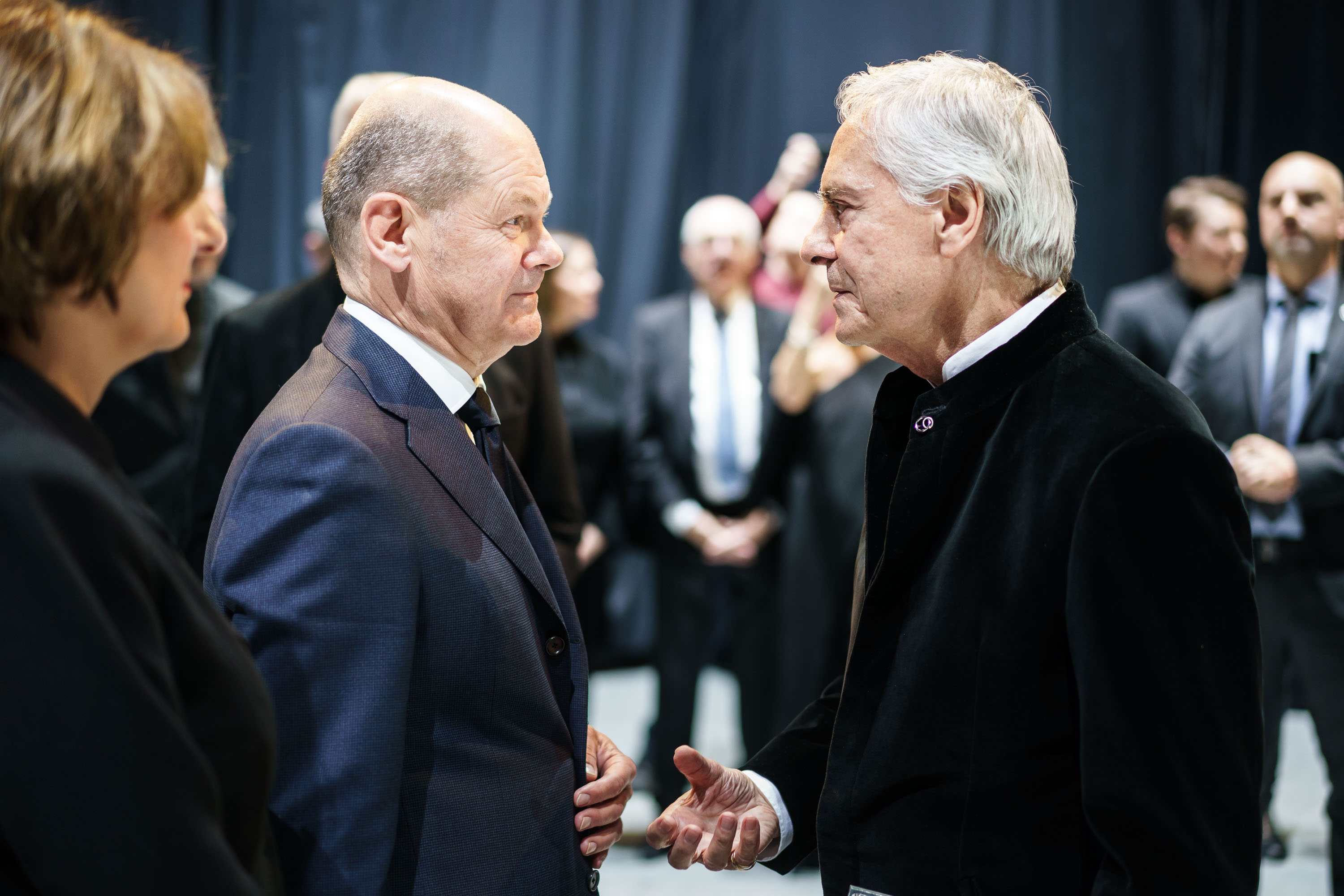 Bundeskanzler Olaf Scholz in der Staatsoper Hamburg im Gespräch mit John Neumeier.
