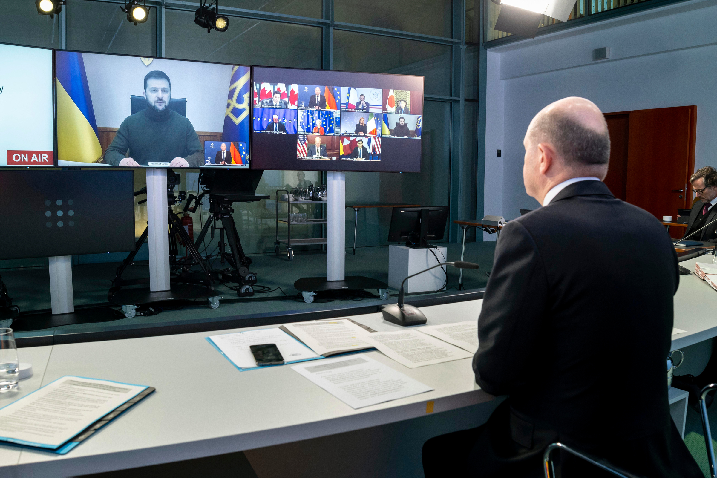 Bundeskanzler Olaf Scholz während einer Videoschalte mit den G7 und dem ukrainischen Präsidenten.