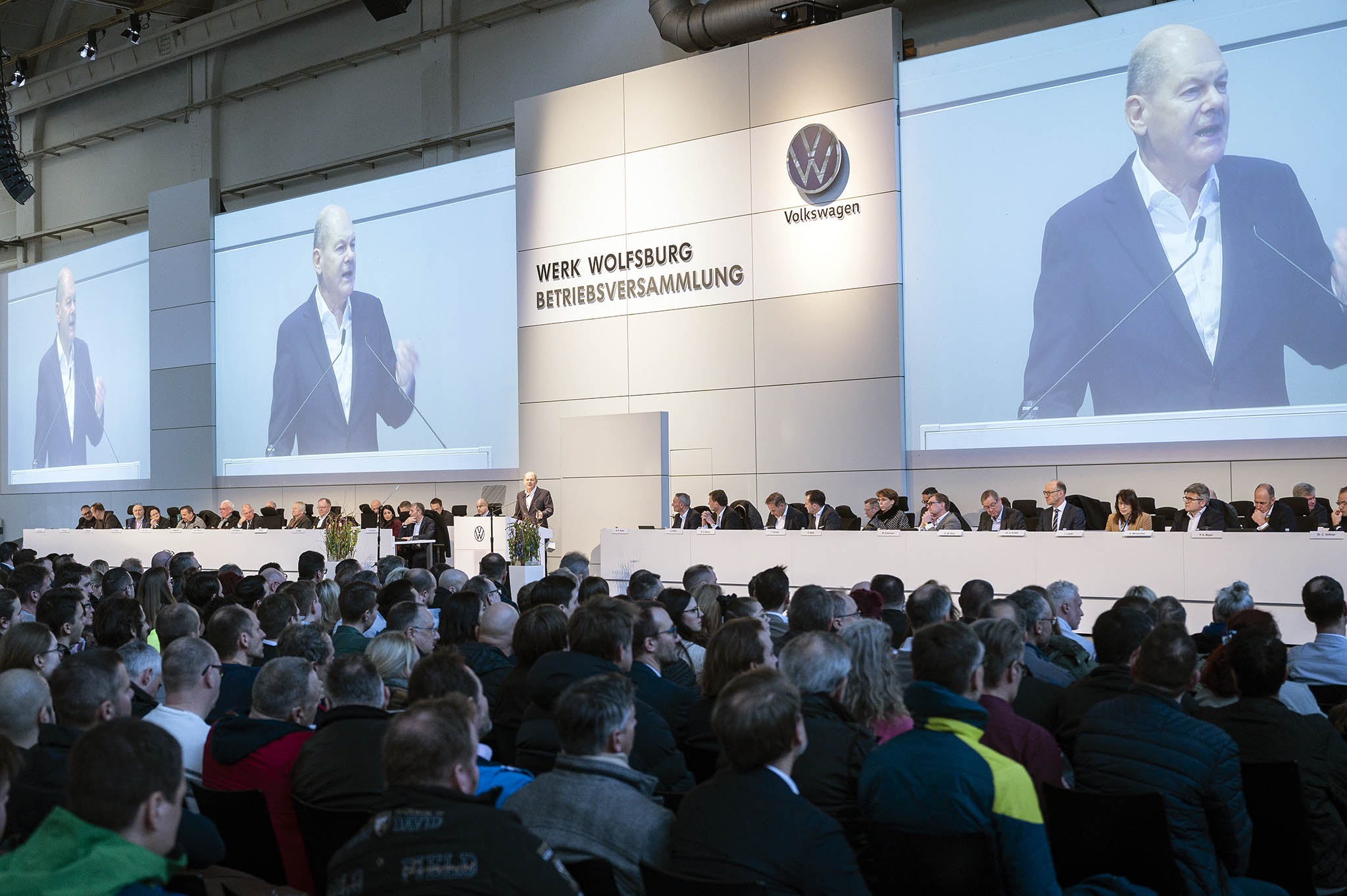 Bundeskanzler Olaf Scholz spricht auf der VW-Betriebsversammlung.