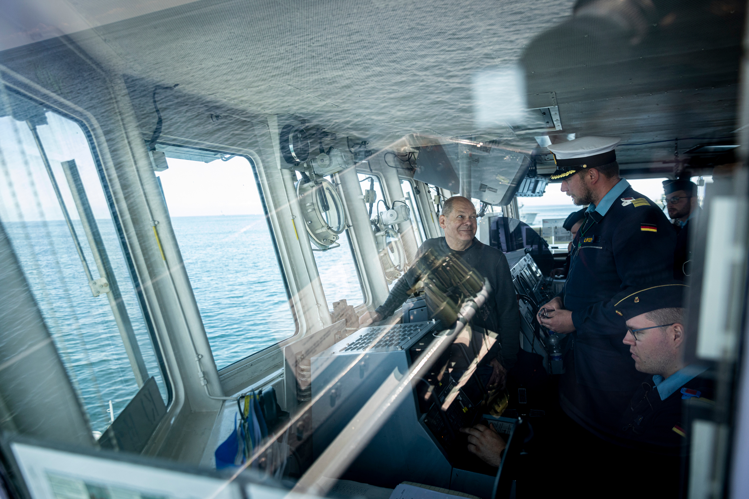 Bundeskanzler Olaf Scholz während eines Besuchs bei der Marine vor Rostock.