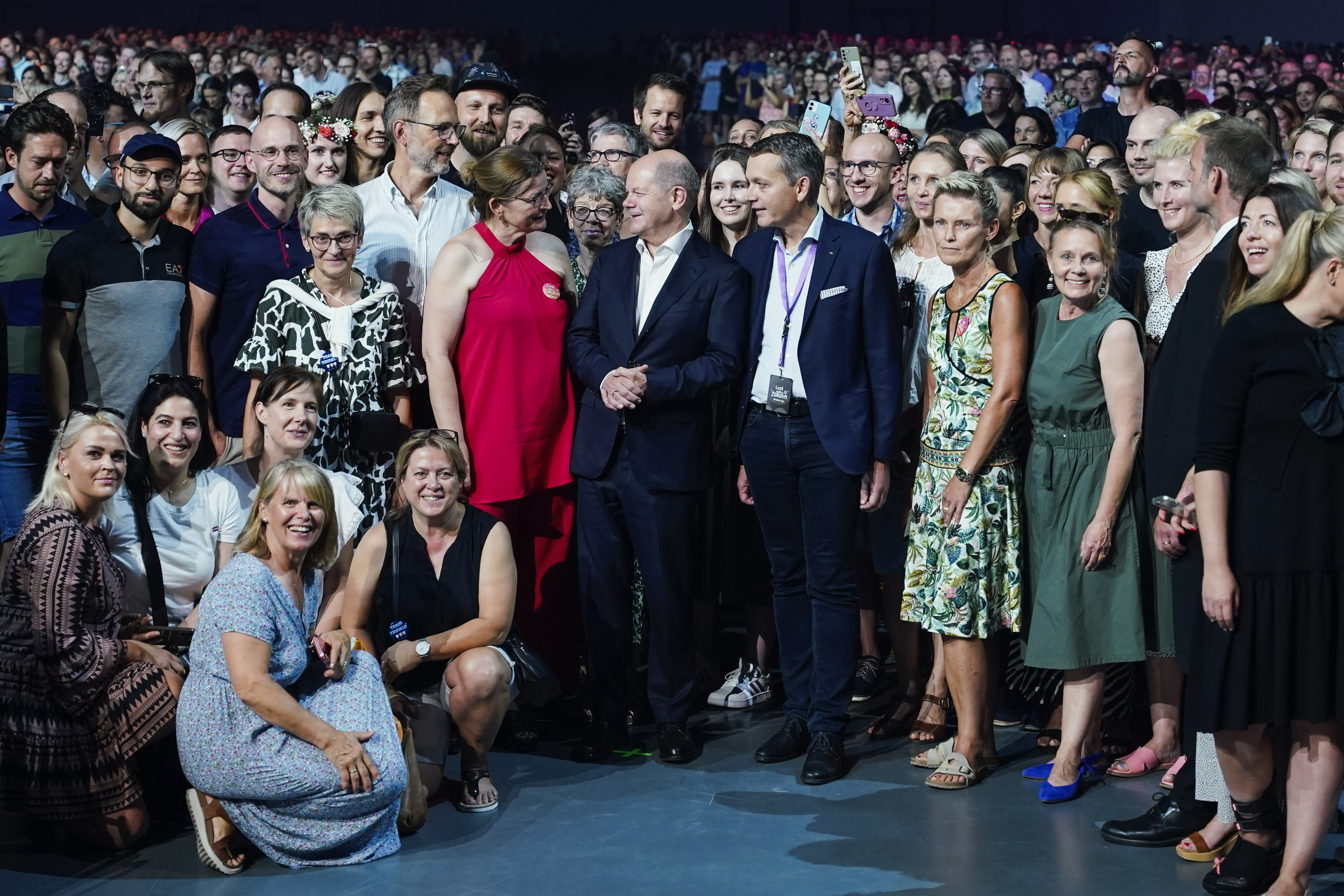 Bundeskanzler Scholz mit Mitarbeiterinnen und Mitarbeitern der drogeriemarktkette dm