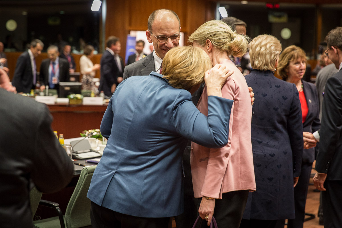Bundeskanzlerin Angela Merkel, der italienische Ministerpräsident Enrico Letta und die dänische Ministerpräsidentin Helle Thorning-Schmidt unterhalten sich vor Beginn der ersten Arbeitssitzung.