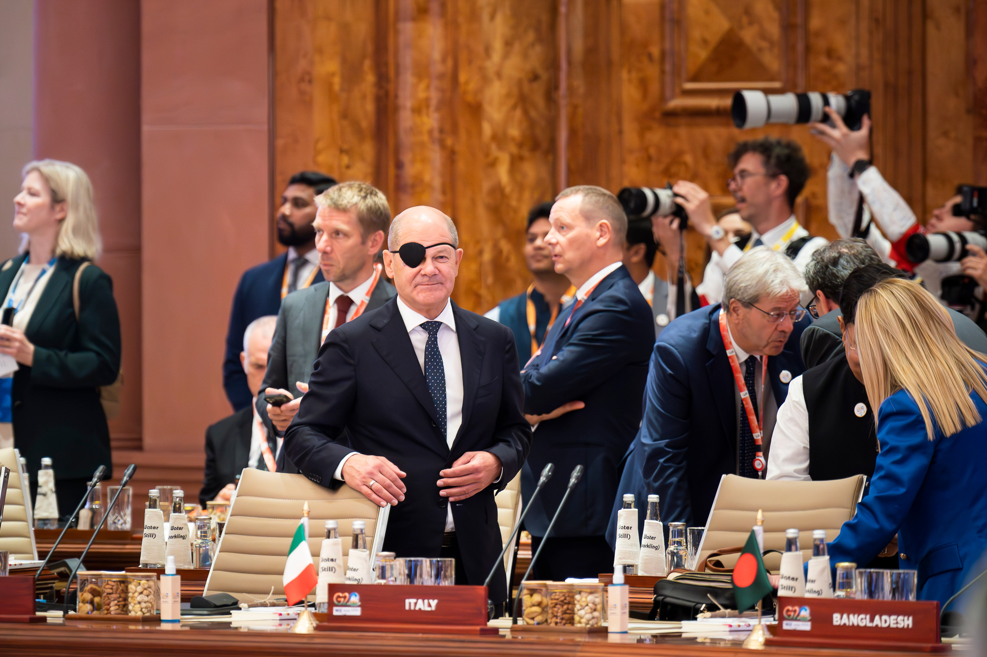 Bundeskanzler Olaf Scholz kommt beim G20-Gipfel zu einer Sitzung in den Saal.