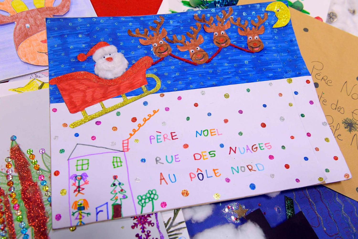 Die Kinder warten auf den „Père Noël“, der die Geschenke in die dafür von den Kindern aufgestellten Stiefel legt.