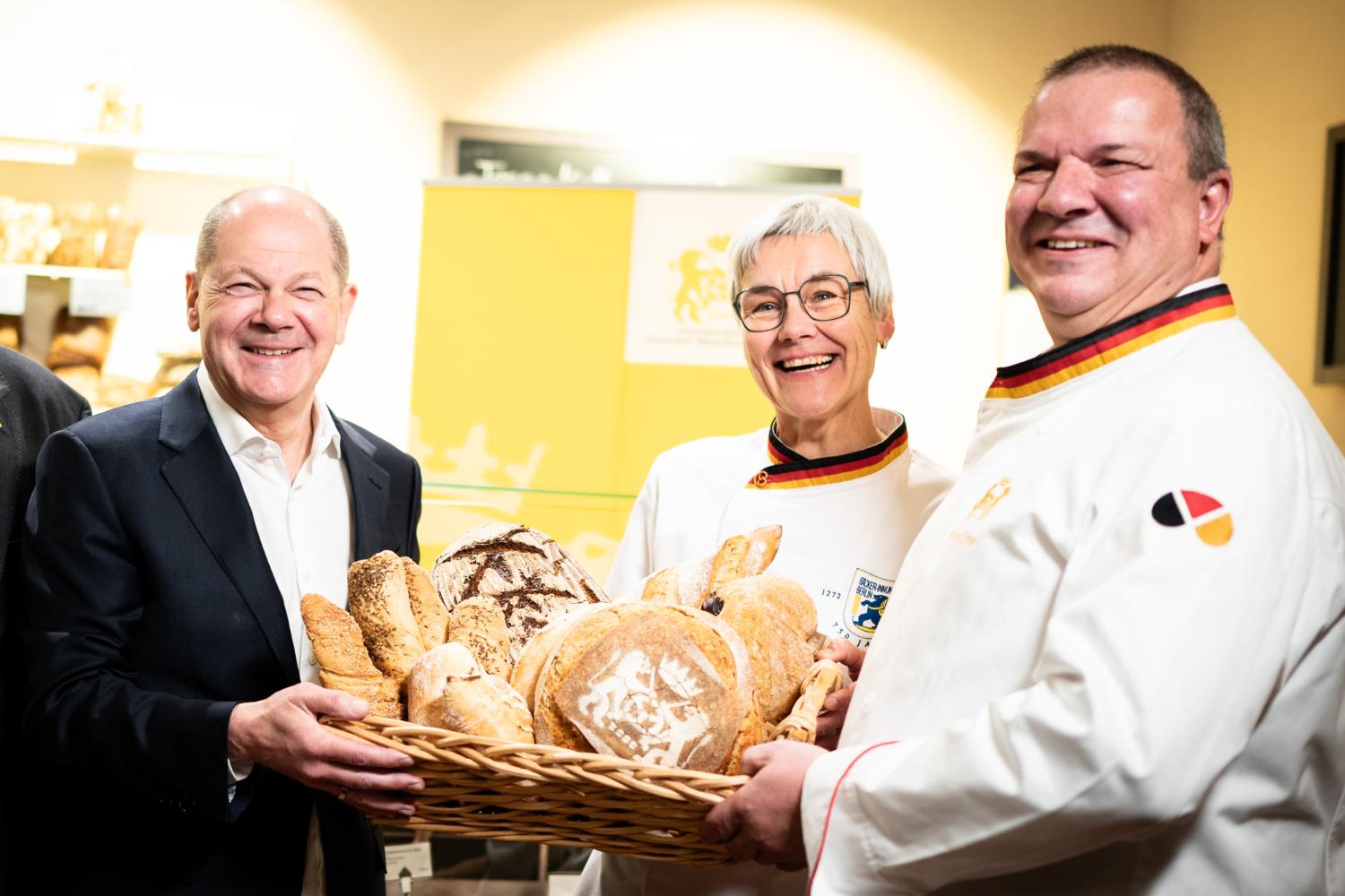 Bundeskanzler Scholz mit Christa Lutum und Roland Ermer