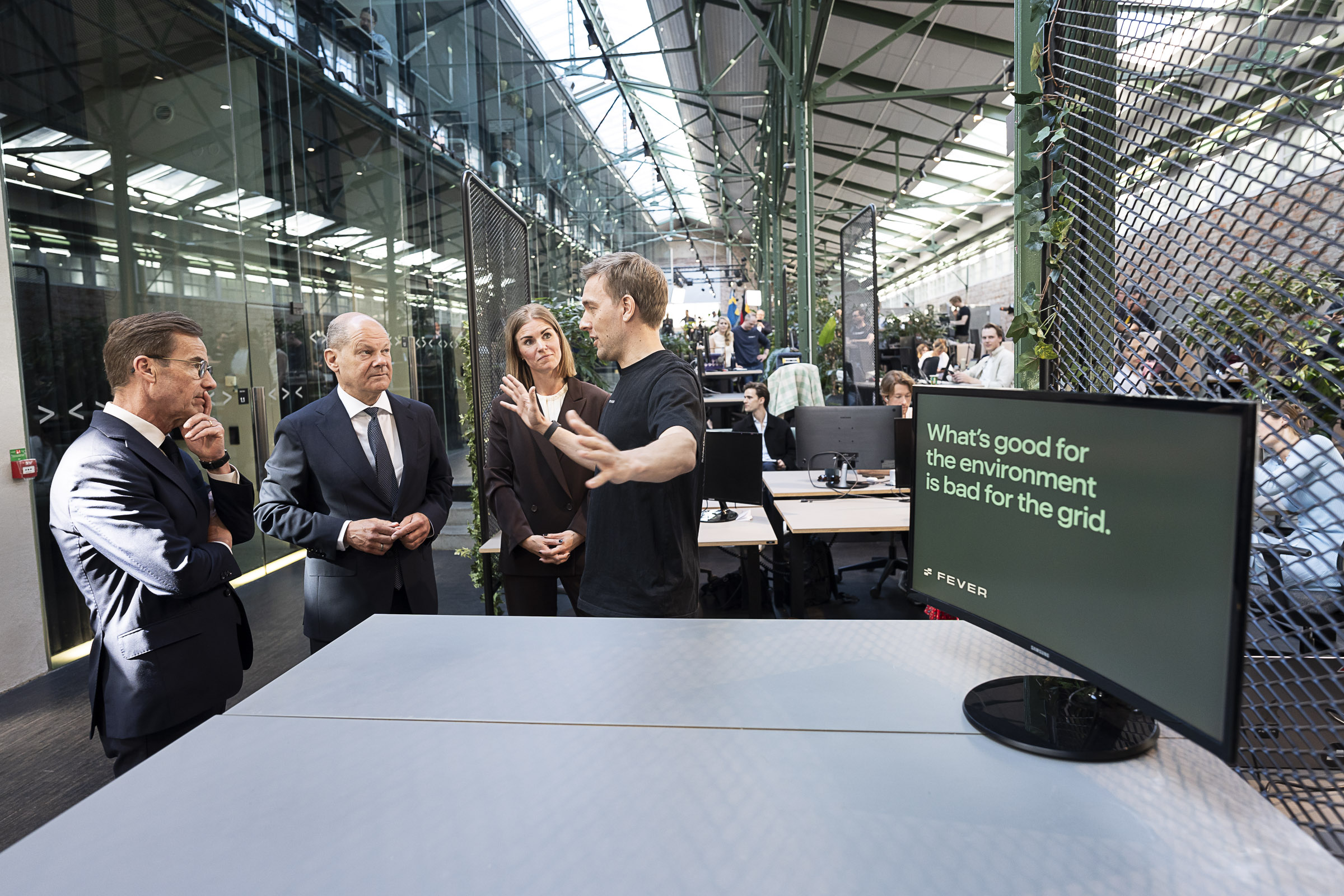 Bundeskanzler Olaf Scholz beim Besuch der Norrsken Foundation.