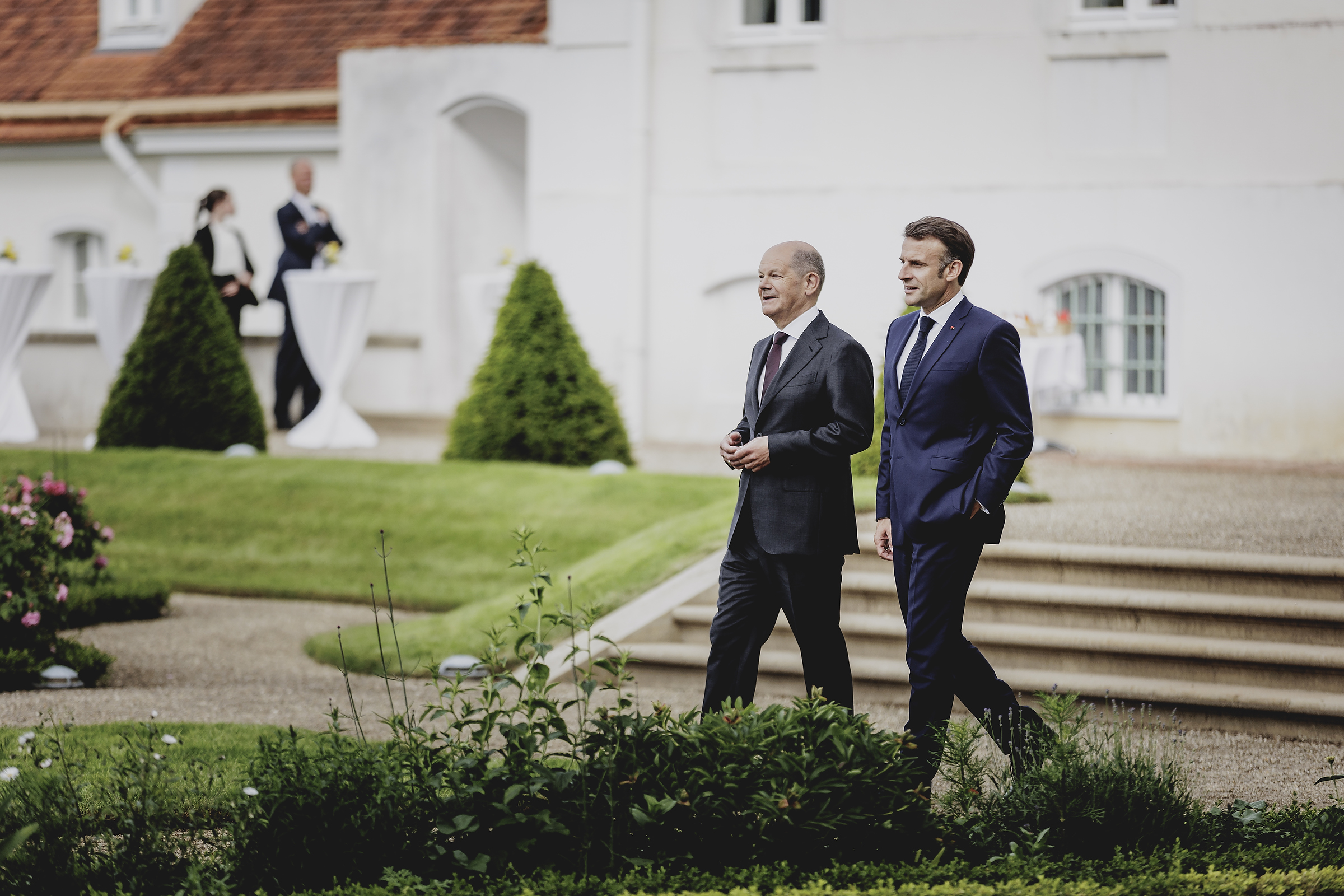 Spaziergang Bundeskanzler Olaf Scholz mit Emmanuel Macron, Frankreichs Präsident, in Meseberg.