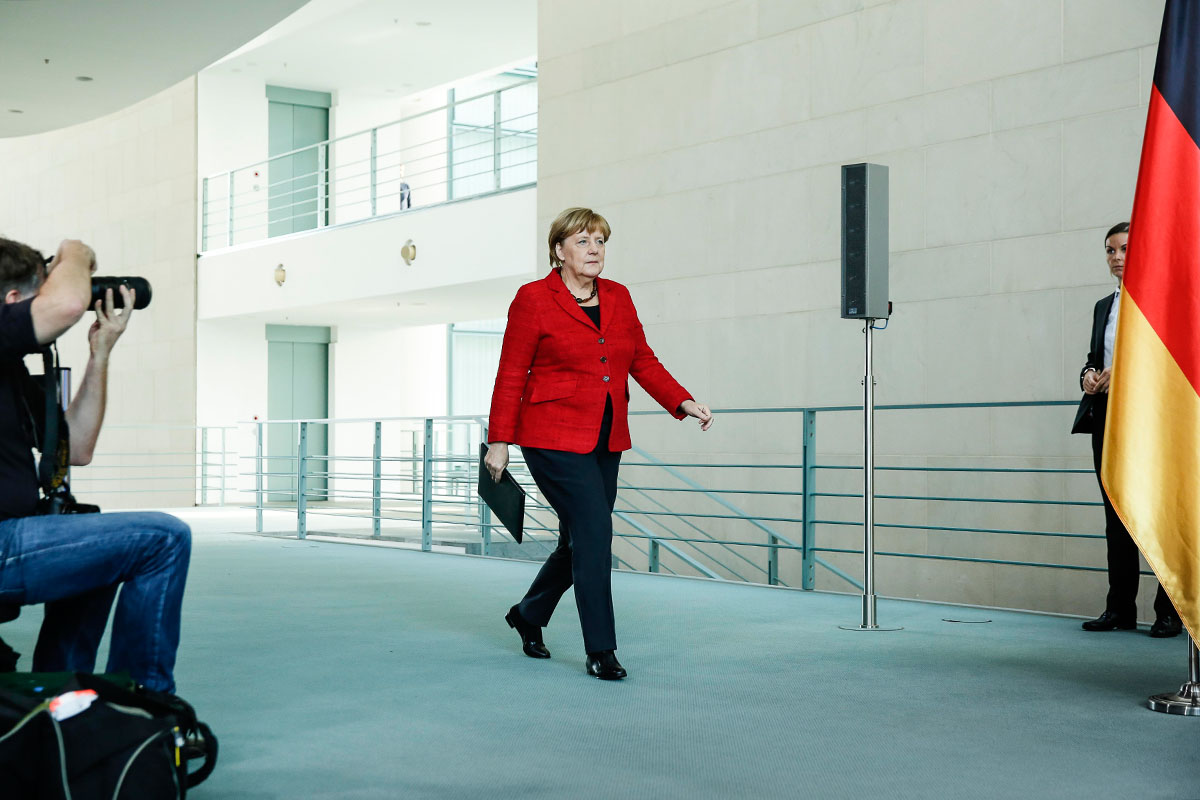 Bundeskanzlerin Angela Merkel geht zu einem Pressestatement im Bundeskanzleramt.