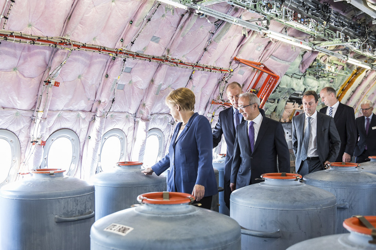Bundeskanzlerin Angela Merkel beim Rundgang auf der Internationalen Luft- und Raumfahrtausstellung Berlin.