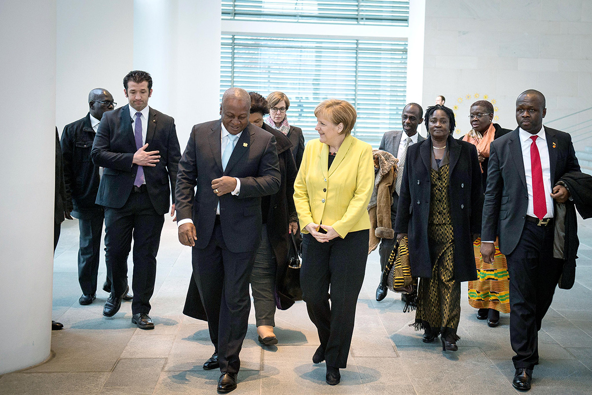Bundeskanzlerin Angela Merkel unterhält sich im Kanzleramt mit dem Staatspräsidenten von Ghana, John Dramani Mahama.