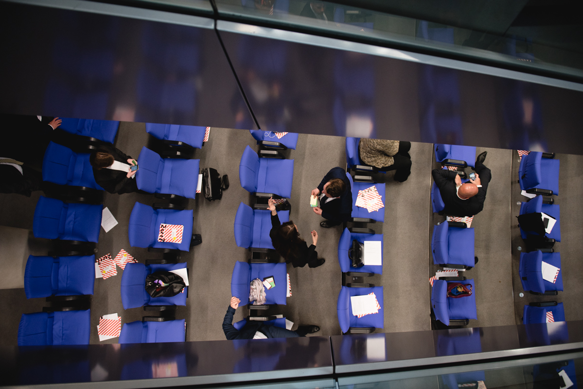 Blick von oben auf Sitzplätze im Bundestag.