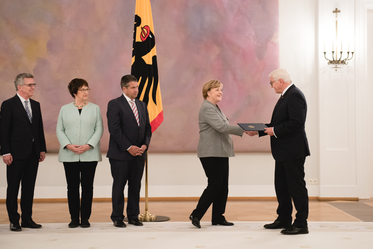 Bundespräsident Frank-Walter Steinmeier übergibt Bundeskanzlerin Angela Merkel die Entlassungsurkunde.