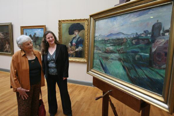 Erben eines jüdisch-deutschen Kunstsammlers stehen im Landesmuseum Hannover vor dem Gemälde 'Römische Campagna' von Lovis Corinth.Foto: picture-alliance/ dpa