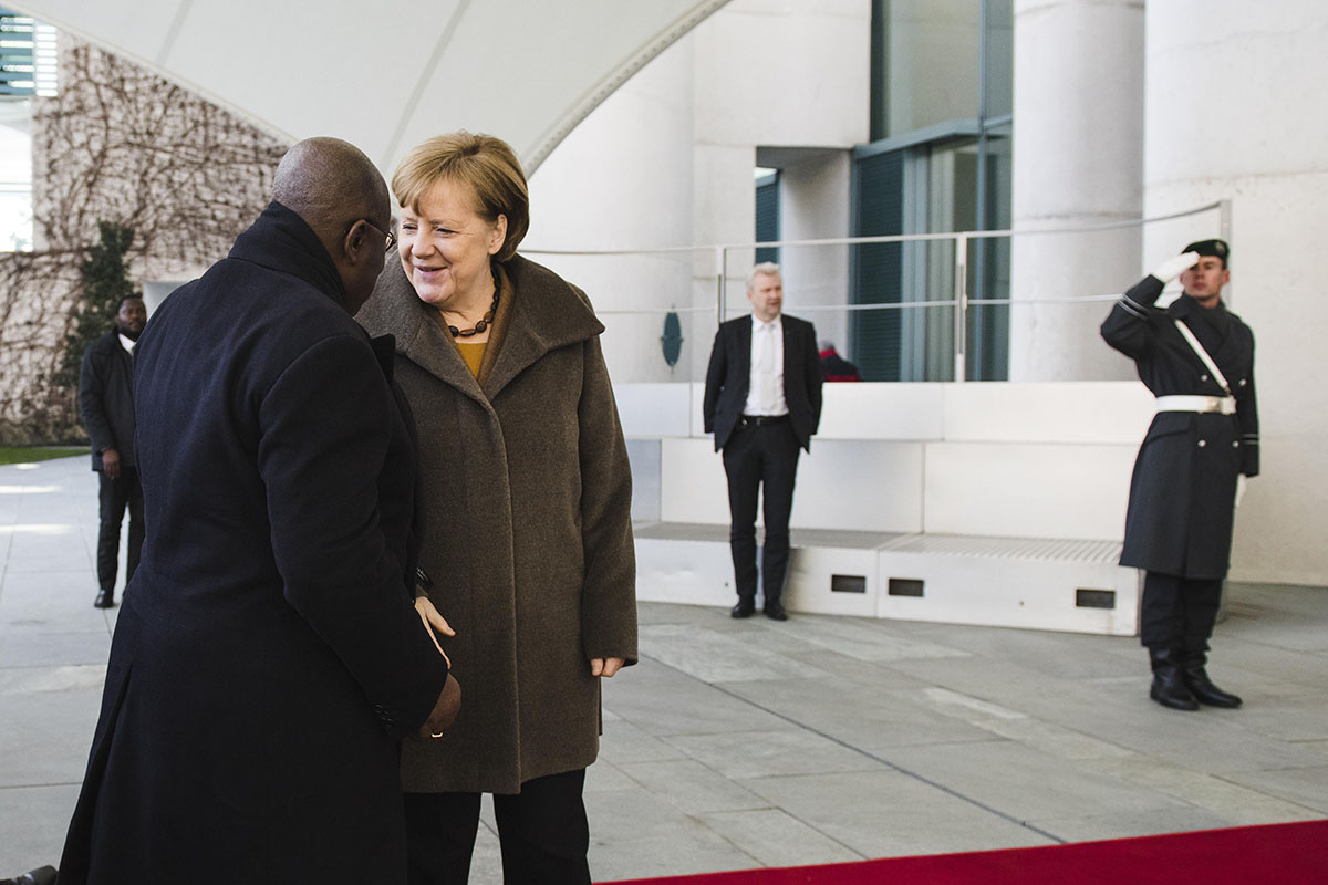 Bundeskanzlerin Angela Merkel begrüßt den Präsidenten der Republik Ghana, Nana Addo Dankwa Akufo-Addo, im Bundeskanzleramt.